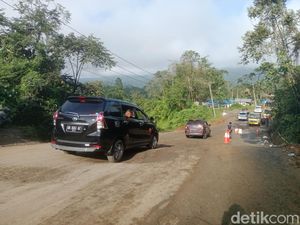Mudik Lewat Batu Jomba, Mobil Harus Melompat Lewati Jalan Rusak