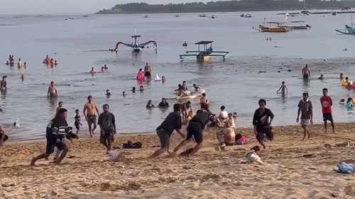 Keributan di Pantai Mertasari, Desa sanur Kauh, Kota Denpasar, Bali. (Tangkapan layar video viral)