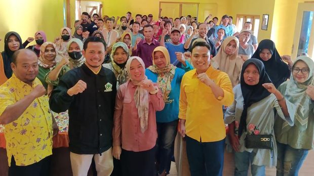 Ketua DPD Partai Golkar Blora Siswanto bagi-bagi duit bonus kepada tim relawan dan saksi Dapil Blora 5.