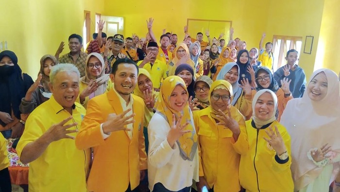 Ketua DPD Partai Golkar Blora Siswanto bagi-bagi duit bonus kepada tim relawan dan saksi Dapil Blora 5.