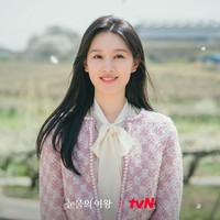 Urutan kelima artis Korea terpopuler ditempati Kim Ji Won, yang menjadi istri Kim Soo Hyun di drakor Queen of Tears. Foto: Instagram @tvn_drama