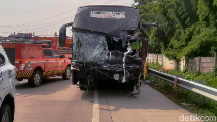 Kondisi bus yang terlibat kecelakaan di tol Japek