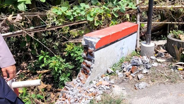 Kondisi jembatan di Desa Babad, Kecamatan Kebonagung, Demak, usai dirusak warga untuk lewat truk sound takbiran. Foto diunggah pada Senin (8/4/2024).