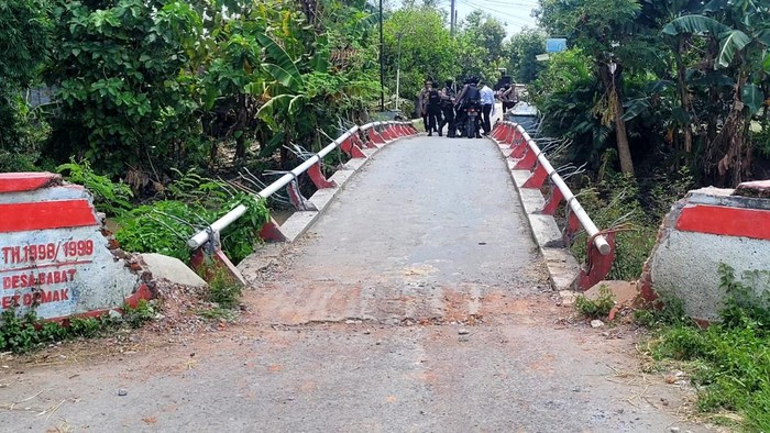 Kondisi jembatan di Desa Babad, Kecamatan Kebonagung, Demak, usai dirusak warga untuk lewat truk sound takbiran. Foto diunggah pada Senin (8/4/2024).