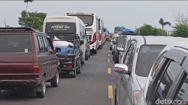 Kondisi lalu lintas di jalur Pejagan Prupuk, Brebes, Senin (8/4/2024) siang.