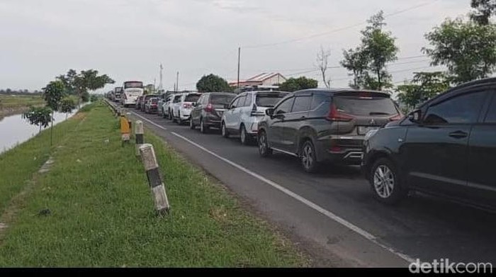 Kondisi lalu lintas di jalur Pejagan Prupuk, Brebes, Senin (8/4/2024) siang.