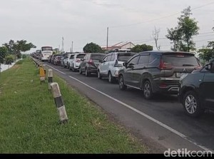 Jalur Pejagan-Prupuk Padat Siang Ini, Lalin Kendaraan Mengular