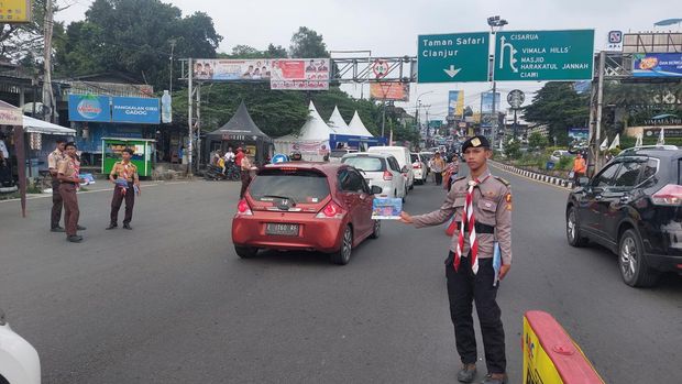 Kondisi lalu lintas di kawasan Puncak Bogor hari Senin (8/4/2024) sore (Sholihin/detikcom)