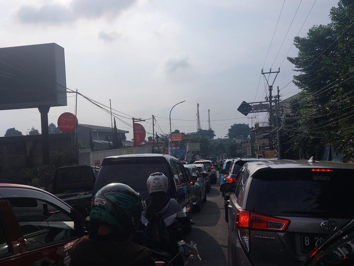 Kondisi lalu lintas di kawasan Puncak Bogor hari Senin (8/4/2024) sore (Sholihin/detikcom)