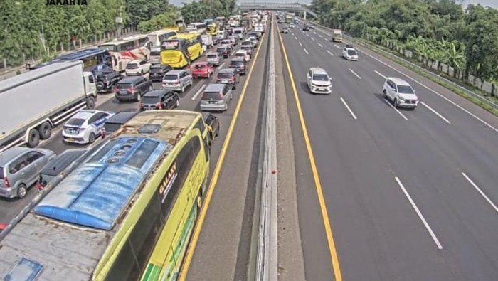 Tragedi Berdarah Tol Jakarta-Cikampek: Kecelakaan Fatal Sebabkan Kemacetan Parah di Kedua Arah