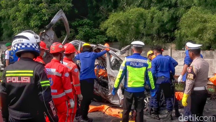 Kondisi mobil Daihatsu GrandMax yang terlibat kecelakaan, di Tol Jakarta-Cikampek dengan seruluh penumpang meninggal dunia