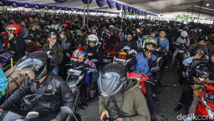 Para pemudik yang menggunakan kendaraan roda dua mengantre di Pelabuhan Ciwandan, Banten, Senin (8/4/2024).