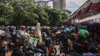 Meski begitu, saat H-2 lebaran pelabuhan ini masih dipadati pemudik bermotor meski jumlahnya menurun dari hari-hari sebelumnya. 