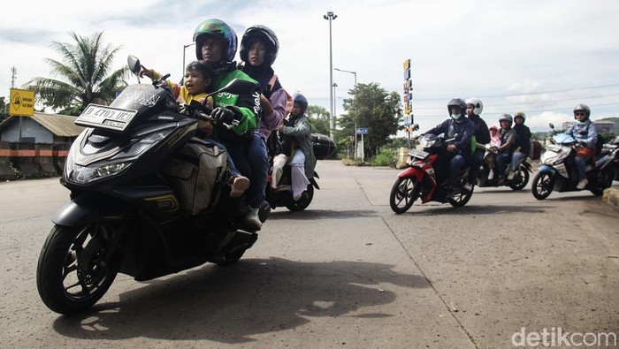 Lancarnya Antrean Pemudik Motor di Pelabuhan Ciwandan Saat H-2 Lebaran Para pemudik yang menggunakan kendaraan roda dua mengantre di Pelabuhan Ciwandan, Banten, Senin (8/4/2024).