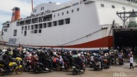 Antrean kurang dari 30 menit sejak datang hingga naik ke lambung kapal. 