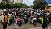 Petugas dari ASDP terlihat sigap mengarahkan pemotor untuk mengurai kemacetan.