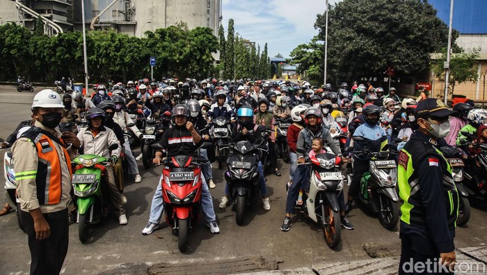 Para pemudik yang menggunakan kendaraan roda dua mengantre di Pelabuhan Ciwandan, Banten, Senin (8/4/2024).