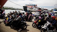 Hingga pukul 11.30 WIB, terpantau tak ada antrean berkepanjangan untuk naik ke kapal dan menyeberang ke Sumatera. 