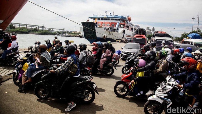 Para pemudik yang menggunakan kendaraan roda dua mengantre di Pelabuhan Ciwandan, Banten, Senin (8/4/2024).