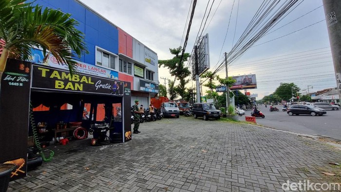 Layanan tambal ban gratis di Simpang Empat Ring Road Selatan, Druwo, Kapanewon Sewon, Bantul, Senin (8/4/2024).