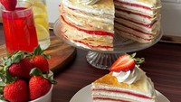 Membuat crepe cake bukan hal yang mudah karena butuh ketelatenan pada setiap lapisan yang ditumpuk. Kue Strawberry Vanilla Crepe ini membuat terkejut pemiliknya karena setiap lapisan crepe, krim, dan strawberrynya yang seimbang. Foto: Bored Panda
