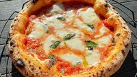Memesan pizza margherita, seorang pelanggan tak menyangka dirinya mendapatkan bentuk pizza yang bulat sempurna. Bagian pinggir rotinya sekalipun simetris tanpa celah. Foto: Bored Panda