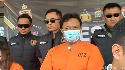 Mantan anggota polisi, Kadek Umbara Yasa yang ditangkap karena mencuri delapan motor dihadirkan saat konferensi pers di Mapolres Buleleng, Senin (8/4/2024). (Made Wijaya Kusuma/detikBali)