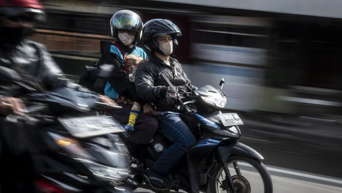 Foto kolase anak tanpa helm ikut mudik orang tuanya dengan sepeda motor menuju ke arah Cirebon dan Jawa Tengah di Jalan Raya Pantura, Indramayu, Jawa Barat, Senin (8/4/2024). Meski beresiko tinggi dan berpotensi terjadi kecelakaan lalu lintas, sebagian pemudik Lebaran 2024 memilih membawa anak-anak mereka dengan sepeda motor yang kelebihan muatan meskipun banyak fasilitas mudik gratis baik dari pemerintah maupun swasta. ANTARA FOTO/Aprillio Akbar/nz