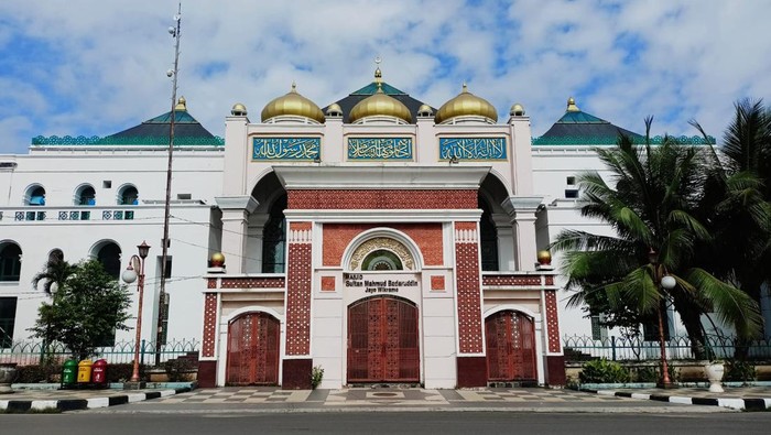 Masjid Sultan Mahmud Badaruddin (SMB) Jayo Wikramo atau yang dikenal dengan sebutan Masjid Agung Palembang, diprediksi akan dipenuhi ribuan jemaah salat Id. Sembari menunggu keputusan sidang isbat, pengurus masjid melakukan sejumlah persiapan.
