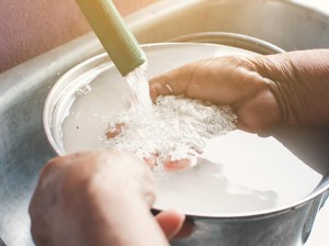 Viral Tips Air Cucian Beras untuk Cuci Muka, Dokter Wanti-wanti Hal Ini