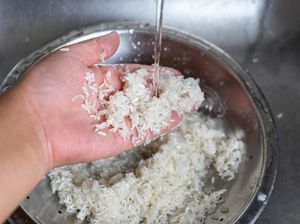 Apakah Mencuci Beras Sebelum Masak Ada Manfaatnya?