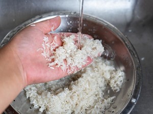 Apakah Beras Oplosan Aman Dimakan Jika Dicuci Dulu? Pakar UGM Bilang Begini