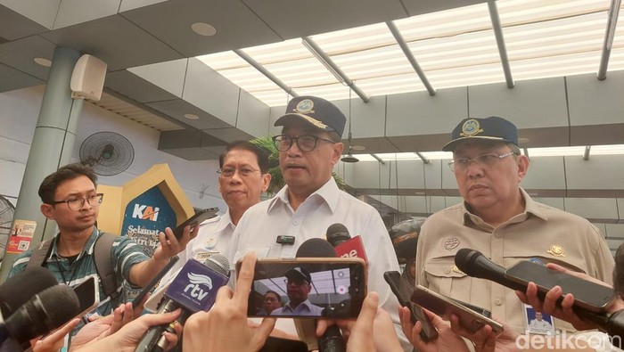 Menteri Perhubungan Budi Karya Sumadi di Stasiun Pasar Senen, Senin (8/4/2024).