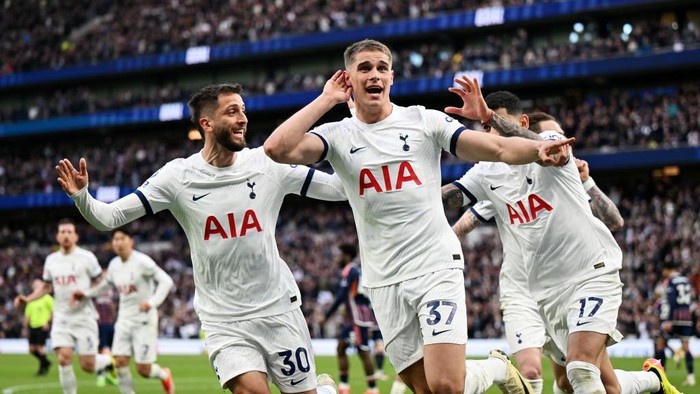 LONDON, ENGLAND - APRIL 07: Micky van de Ven of Tottenham Hotspur (C) celebrates scoring his teams second goal with teammates Rodrigo Bentancur and Cristian Romero during the Premier League match between Tottenham Hotspur and Nottingham Forest at Tottenham Hotspur Stadium on April 07, 2024 in London, England. (Photo by Mike Hewitt/Getty Images)