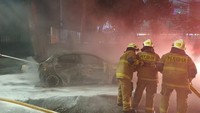 Momen pemadaman api mobil terbakar itu dibagikan instagram @humasjakfire, Sabtu (6/4/2024). Peristiwa itu terjadi di di Jalan Lingkar Wilayah Luar, Kembangan Utara, Kecamatan Kembangan, Jakbar. Foto: Instagram @humasjakfire