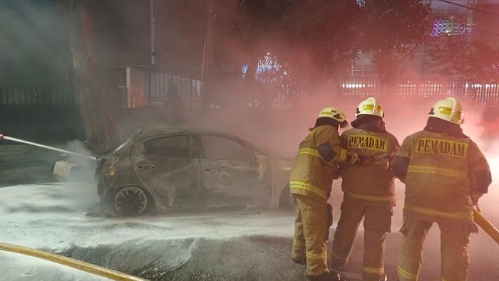 Mobil terbakar diduga gara-gara remaja konvoi sambil memainkan petasan