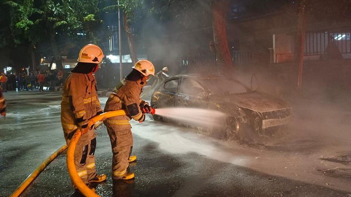 Mobil terbakar diduga gara-gara remaja konvoi sambil memainkan petasan Mobil terbakar diduga gara-gara remaja konvoi sambil memainkan petasan