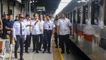 Momen Jokowi Sapa Pemudik di Stasiun Pasar Senen