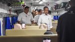 Momen Jokowi Sapa Pemudik di Stasiun Pasar Senen
