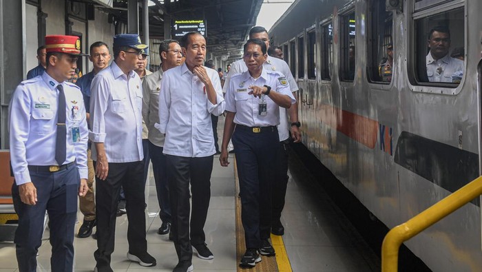 Momen Jokowi Sapa Pemudik di Stasiun Pasar Senen Presiden Joko Widodo (kedua kiri) berbincang dengan Menteri Perhubungan Budi Karya Sumadi (kiri), PJ Gubernur DKI Jakarta Heru Budi Hartono (ketiga kiri) dan Direktur Utama PT Kereta Api Indonesia (Persero) Didiek Hartantyo (kanan) saat meninjau arus mudik di Stasiun Pasar Senen, Jakarta, Senin (8/4/2024). Jokowi menilai pelaksanaan mudik di Stasiun Pasar Senen berlangsung rapi dan baik, tak ada penumpang yang berdesak-desakan sehingga arus mudik Lebaran 2024 di Stasiun Pasar Senen sudah terkelola dengan baik. ANTARA FOTO/Muhammad Adimaja