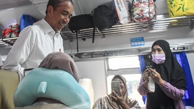 Momen Jokowi Sapa Pemudik di Stasiun Pasar Senen