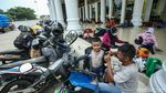 Momen Pemudik Istirahat Sejenak di Masjid Karawang