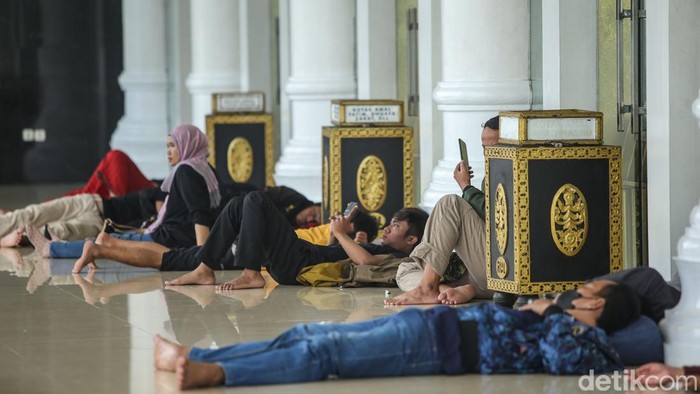 Momen Pemudik Istirahat Sejenak di Masjid Karawang Sejumlah pemudik beristirahat di Masjid Jami ' An-Nur, Karawang, Senin (8/4/2024).