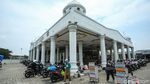 Momen Pemudik Istirahat Sejenak di Masjid Karawang