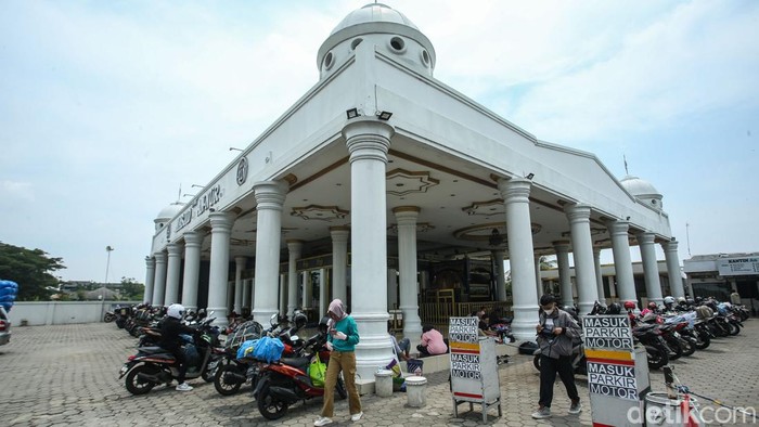 Momen Pemudik Istirahat Sejenak di Masjid Karawang Sejumlah pemudik beristirahat di Masjid Jami ' An-Nur, Karawang, Senin (8/4/2024).