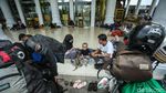 Momen Pemudik Istirahat Sejenak di Masjid Karawang