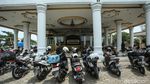 Momen Pemudik Istirahat Sejenak di Masjid Karawang