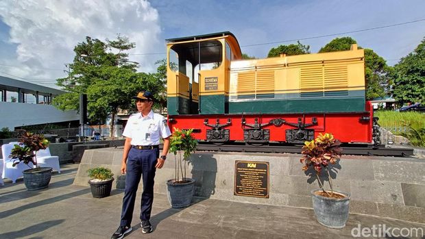 Monumen Lokomotif Kebo Kuning C300 di halaman Stasiun Purwokerto, Banyumas, diresmikan, Senin (8/4/2024).