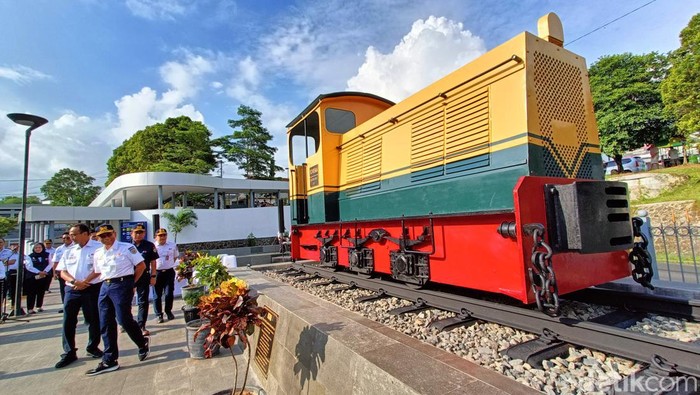 Monumen Lokomotif Kebo Kuning C300 di halaman Stasiun Purwokerto, Banyumas, diresmikan, Senin (8/4/2024).