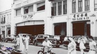 Nah kalau ini suasana di depan restoran Tip Top di tahun 1953. Di depan restoran terdapat mobil-mobil antik yang terparkir. Foto: Tip Top Medan